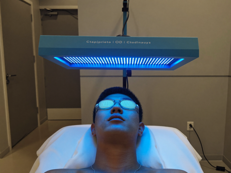 Indonesian man under blue LED acne laser therapy at Skinex clinic
