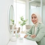 Model Indonesia berhijab untuk artikel skincare kulit berjerawat Skinex Clinic