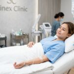 Pasien wanita Indonesia menjalani infus whitening di Skinex Clinic Bintaro dengan pengawasan dokter